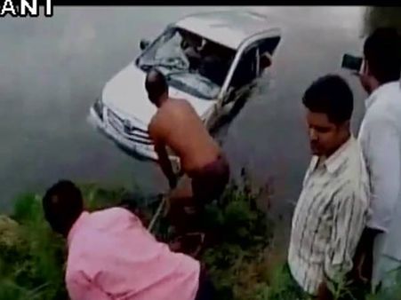 മഥുരയിൽ വാഹനാപകടം! കാർ കനാലിലേക്ക് മറിഞ്ഞ് പത്ത് മരണം