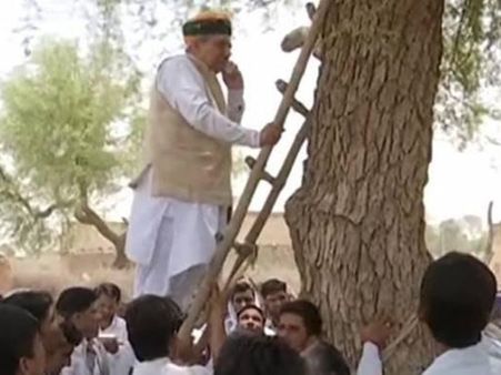 മണ്ഡലത്തില്‍ റേഞ്ച് ഇല്ല,ഫോണ്‍ ചെയ്യാന്‍ കേന്ദ്രമന്ത്രി മരത്തിനു മുകളില്‍ കയറി!!!