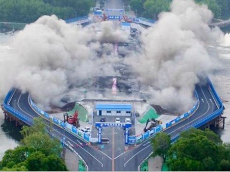 ഭീമൻ പാലം തകർന്നടിഞ്ഞത് മൂന്നര സെക്കന്‍റിനുള്ളിൽ, സോഷ്യൽ മീഡിയയിൽ വൈറൽ, വീഡിയോ കാണൂ..