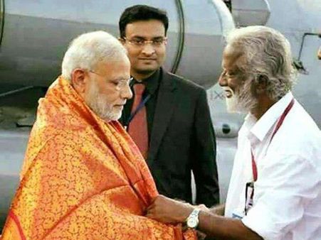 വലിഞ്ഞ് കയറലില്‍ കുമ്മനത്തെ തോല്‍പ്പിച്ച് കളക്ടര്‍ ബ്രോ..!! മോദിക്കും കുമ്മനത്തിനും ഇടയില്‍...!