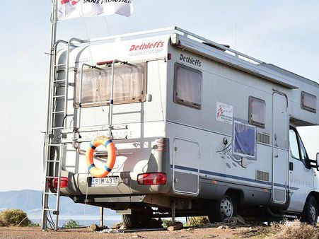 സിനിമാരംഗത്ത് പിടിമുറുകുന്നു!പ്രമുഖതാരത്തിന് എത്തിച്ച കാരവൻ പിടിച്ചെടുത്തു,'അമ്മ'യോഗത്തിന് പോയ സമയം