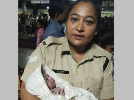 തിരക്കിനിടെ റെയില്‍വേ സ്‌റ്റേഷനില്‍ യുവതിക്ക് സുഖപ്രസവം, പ്രസവമെടുത്തത് ആര്‍പിഎഫ് കോണ്‍സ്റ്റബിള്‍!