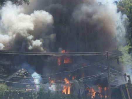 എമർജൻസി ലൈറ്റ് പൊട്ടിത്തെറിച്ച് വീടിന് തീപിടിച്ചു; സ്ഫോടനത്തിന്റെ ഞെട്ടൽ മാറാതെ വീട്ടുകാർ...