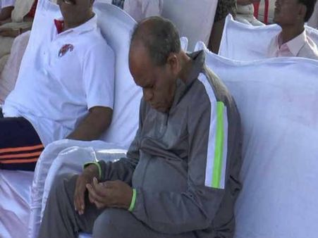 ഇങ്ങനേയും യോഗ ചെയ്യാം!!! മധ്യപ്രദേശ് കൃഷി മന്ത്രിയുടെ ഉറങ്ങാസനം വൈറലാകുന്നു!!