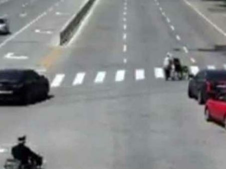 വൃദ്ധയെ രക്ഷിക്കാൻ കവചം തീർത്ത് കാർ ഡ്രൈവർ!! വീഡിയോ വൈറൽ!!