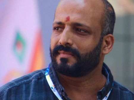 ചുറ്റുമുള്ളവര്‍ ദിലീപിനെ കല്ലെറിയുമ്പോള്‍ വല്ലാതെ വേദന തോന്നുന്നുവെന്ന് സംവിധായകന്‍ !