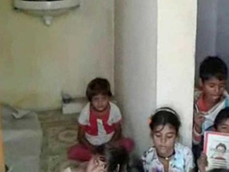 സ്കൂൾ കെട്ടിടമില്ല !!! മധ്യപ്രദേശിൽ കുട്ടികൾ പഠിക്കുന്നത് ശൗചാലയത്തിൽ!!