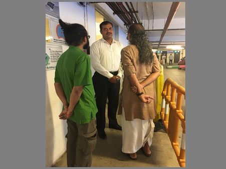 മുണ്ടുടുത്തതിന്റെ പേരില്‍ മാളില്‍ കയറാന്‍ അനുവദിച്ചില്ല!!ഇംഗ്ലീഷില്‍ സംസാരിച്ചപ്പോള്‍ അകത്തു കയറ്റി