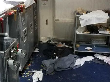 പറന്നുകൊണ്ടിരുന്ന വിമനത്തിന്റെ വാതിൽ യാത്രികൻ ബലമായി തുറക്കാൻ ശ്രമിച്ചു!!! പിന്നെ സംഭവിച്ചത്!!!