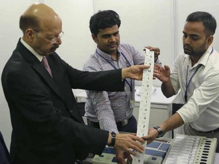 വോട്ടിങ് മെഷിനുകളിൽ കൃത്രിമം!! അടുത്ത ലോക്സഭാ തിര‍ഞ്ഞെടുപ്പിന് എം-3 മെഷീനുകൾ