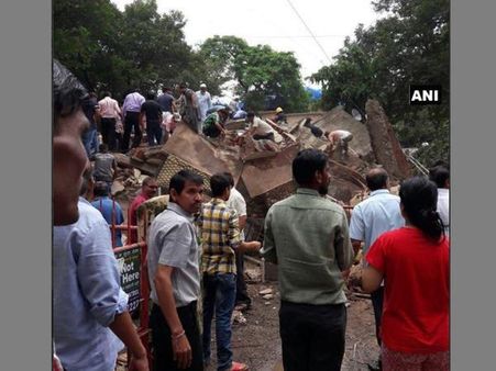 മുംബൈയില്‍ കെട്ടിടം തകര്‍ന്ന് 11 മരണം: 40 ഓളം പേര്‍ കുടുങ്ങിക്കിടക്കുന്നു!!