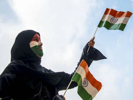 വന്ദേമാതരം നിര്‍ബന്ധം: എല്ലാ സ്ഥാപനങ്ങളിലും ചൊല്ലണം, സ്‌കൂളുകളില്‍ ആഴ്ചയില്‍ രണ്ടുതവണ