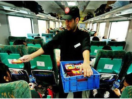 സിഎജി റിപ്പോര്‍ട്ട് പണികൊടുത്തു: ട്രെയിനിലെ ഭക്ഷണത്തില്‍ നിര്‍ണ്ണായക മാറ്റം, പുതിയ നയം ഉടന്‍!!