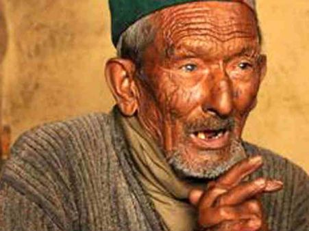 സ്വതന്ത്ര ഇന്ത്യയിലെ ആദ്യ വോട്ടർക്ക് നൂറാം പിറന്നാൾ!! വോട്ടിങ് അനുഭവം പങ്കുവെച്ച് നെഗി!!!