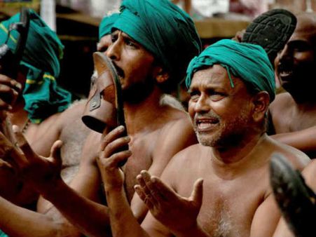 കർഷകർ കരഞ്ഞോട്ടേ !!! എംഎൽഎമാർക്ക് ശമ്പളം വർധിപ്പിക്കണം !! ചെരുപ്പൂരി തല തല്ലി കർഷകർ!!!