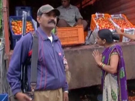 തക്കാളിക്ക് ഗോദ്റേജിന്റെ പൂട്ട് വേണ്ട!!! കാവലിന് എ.കെ.47ന്റെ സംരക്ഷണമുണ്ട് !!!