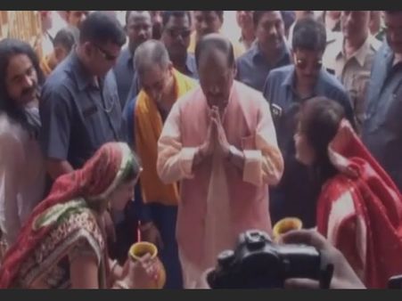 മുഖ്യമന്ത്രിയുടെ കാല്‍ കഴുകുന്ന യുവതിയുടെ വീഡിയോ വൈറലാകുന്നു