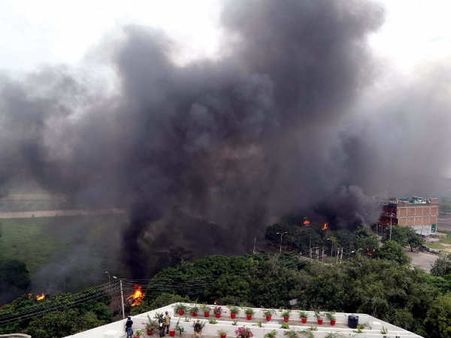 സൈന്യം കാവല്‍ നില്‍ക്കുമ്പോഴും അക്രമം; ഗുര്‍മീത് അനുയായികൾ വാഹനങ്ങള്‍ കത്തിച്ചു