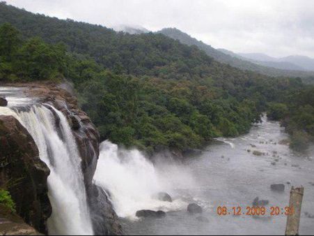 കരാറുകാര്‍ക്കും ഉദ്യോഗസ്ഥര്‍ക്കും മുന്നില്‍ വഴങ്ങരുത്..അതിരപ്പിള്ളി ഉപേക്ഷിക്കണമെന്ന് പരിഷത്ത്