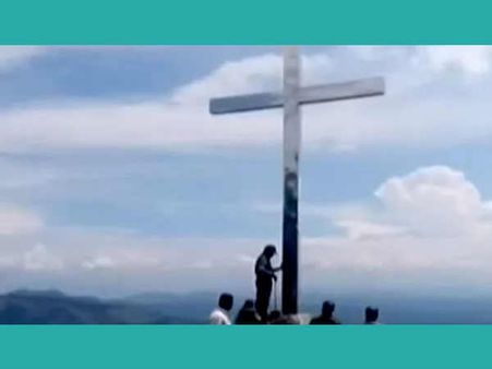 കൈയേറ്റ ഭൂമിയിലെ കുരിശുകള്‍; ഇളക്കി മാറ്റി വനം വകുപ്പ്, തീര്‍ഥാടനത്തിന് നിയന്ത്രണം!!