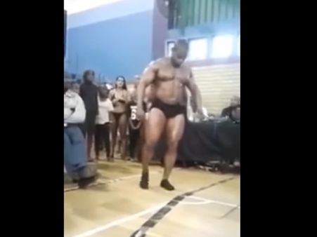 മലക്കം മറിയുന്നതിനിടെ ബോഡിബില്‍ഡര്‍ മത്സരവേദിയില്‍ മരിച്ചുവീണു; ഞെട്ടിക്കുന്ന വീഡിയോ