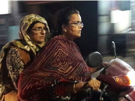 സ്ത്രീസുരക്ഷ.. രാത്രി വേഷം മാറി കിരൺ ബേദി.. സംഗതി കൊള്ളാം, പക്ഷേ ഹെൽമറ്റെവിടെ എന്ന് സോഷ്യൽ മീഡിയ!!