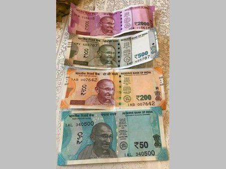 50 രൂപയുടെയും 200 രൂപയുടെയും നോട്ടുകള്‍ ആദ്യം സ്വന്തമാക്കി പ്രവാസി മലയാളി