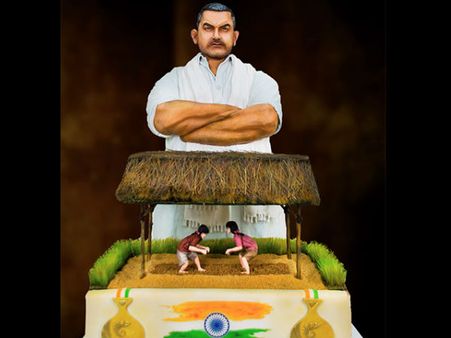 വെറും കേക്കല്ല!!സ്വാതന്ത്ര്യ ദിനത്തില്‍ സ്വര്‍ണ്ണ ദംഗല്‍ കേക്ക്!!ചെലവ് 26 ലക്ഷം രൂപ!!