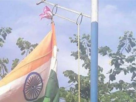 ദേശീയ പതാകയിൽ താമരപ്പൂ! ആലപ്പുഴയിൽ ഉയർത്തിയത് പ്ലാസ്റ്റിക് താമരപ്പൂ കെട്ടിയ ദേശീയപതാക, വിവാദം...