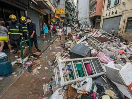 എടുത്തെറിഞ്ഞ് ശക്തമായ കാറ്റ്; വാഹനങ്ങള്‍ പറന്നു, പതിനായിരങ്ങള്‍ വീടിന് പുറത്ത്