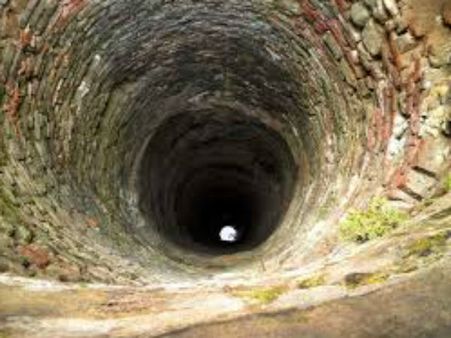 പിറകോട്ടെടുത്ത കാര്‍ നിയന്ത്രണം വിട്ട് കിണറിലേക്ക്!! പിന്നെ നടന്നത്...സംഭവം കോഴിക്കോട്ട്