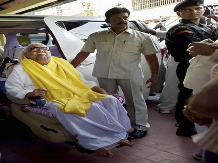 ശ്വാസതടസ്സം: ഡിഎംകെ നേതാവ് കരുണാനിധിയെ ആശുപത്രിയില്‍ പ്രവേശിപ്പിച്ചു