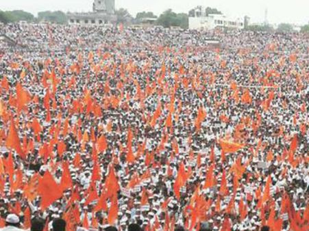 കവിക്കൊടിയേന്തി ജനങ്ങൾ തെരുവിൽ!!! മുംബൈ നഗരത്തെ സ്തംഭിപ്പിച്ചു മാറാത്തികളുടെ റാലി!!!