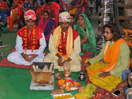 ഭാര്യമാരെ സാക്ഷിയാക്കി ഭർത്താക്കന്മാർ വിവാഹം കഴിച്ചു!!! ഈശ്വര പ്രീതി ലക്ഷ്യം !!