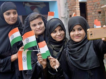 ദേശീയ ഗാനം പാടില്ല, വീഡിയോയും പിടിക്കില്ല; രണ്ടും ശരീഅത്തിനെതിരെന്ന് മുസ്ലിം പണ്ഡിതര്‍