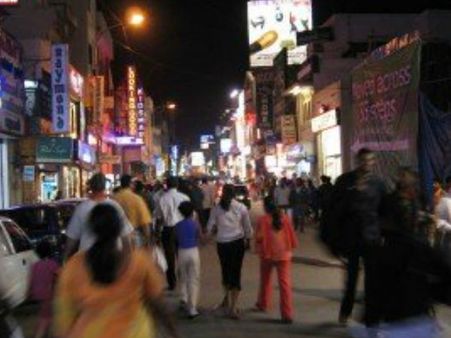 ഓണത്തിന് വല്ലതും വാങ്ങാന്നു വച്ചാൽ.... മഴയല്ലേ, നല്ല പൊളിപ്പൻ മഴ! കച്ചവടക്കാർക്കും തിരിച്ചടി....