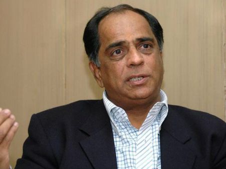 'കട്ട് 'പറഞ്ഞ് വിവാദത്തിലായ നിഹലാനിയെ സർക്കാർ 'കട്ട്' ചെയ്തു!! പ്രസൂൺ ജോഷി സെൻസർ ബോർഡ് അധ്യക്ഷൻ!!