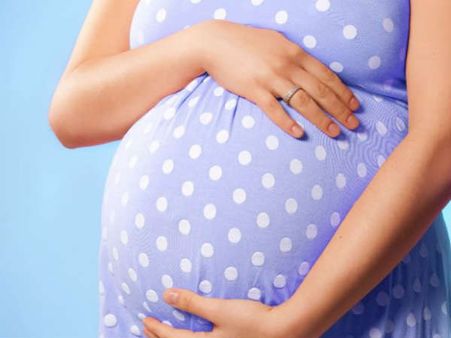 അംബുലന്‍സില്ല... ഗര്‍ഭിണിയെ ആശുപത്രിയിലേക്ക് കൊണ്ടുപോയത് കട്ടിലില്‍ ചുമന്ന്!!!