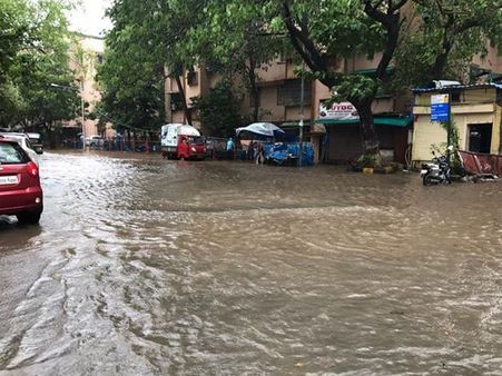 മുംബൈയില്‍ ശക്തമായ മഴ: വീടിന് പുറത്തിറങ്ങരുതെന്ന് പോലീസ്, ജാഗ്രതാ നിര്‍ദേശം!
