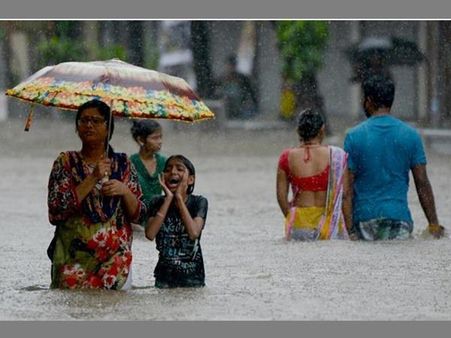അടങ്ങാതെ മഴ: മുംബൈയില്‍ അഞ്ചുപേര്‍ മരിച്ചു, മഹാരാഷ്ട്രയില്‍ വിദ്യാഭ്യാസ സ്ഥാപനങ്ങള്‍ക്ക് അവധി