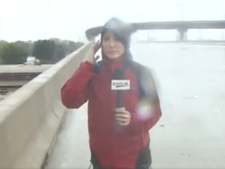 ജോലിയല്ല ഒരാളുടെ ജീവനാണ് വലുത് ; റിപ്പോര്‍ട്ടിംഗിനിടെ റിപ്പോര്‍ട്ടറും ക്യാമറാമാനും ചെയ്തത്