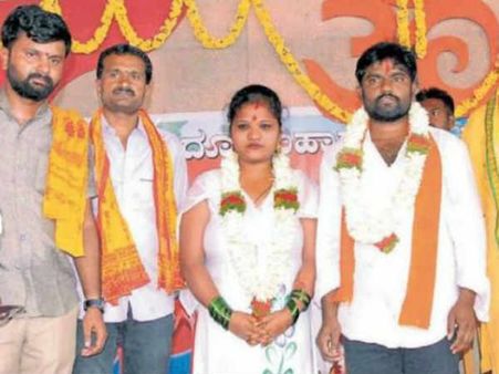 കാമുകിക്ക് വേണ്ടി മുസ്ലീം യുവാവ് ഹിന്ദുവായി; ചടങ്ങിന് നേതൃത്വം നൽകിയത് ഹിന്ദുമഹാസഭ