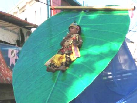 'ഉണ്ണിക്കണ്ണനെ ആലിലയില്‍ കെട്ടിയിട്ടു' ... സംഭവം കണ്ണൂരില്‍, കേസെടുത്തേക്കും