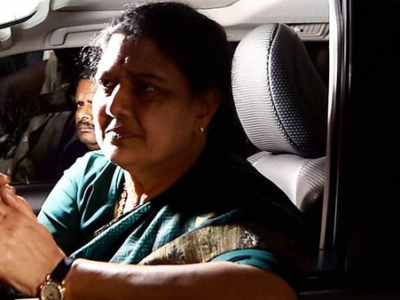 അവസാനം പന്ത് ഇപിഎസിന്റെ കോർട്ടിൽ; ശശികലയും ദിനകരനും പാർട്ടിയിൽ നിന്ന് ഔട്ട്