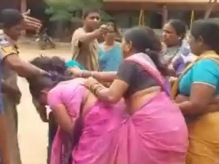 ബത്തുകമ്മയ്ക്ക് സാരി; നടുറോഡില്‍ സ്ത്രീകളുടെ കൂട്ടത്തല്ല്!! മുഖ്യമന്ത്രിക്ക് നാരികളുടെ പൂരത്തെറി