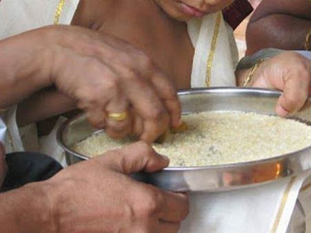 അറിവിന്റെ അക്ഷരമുറ്റത്തേക്ക് പതിനായിരങ്ങള്‍; ആദ്യാക്ഷരം കുറിച്ച് കുരുന്നുകള്‍