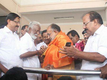 സങ്കടം മറന്ന് കുമ്മനവും കൂട്ടരുമെത്തി! കണ്ണന്താനത്തിന് ഉജ്ജ്വല സ്വീകരണം, ബിഡിജെഎസ് ഇടഞ്ഞുതന്നെ...