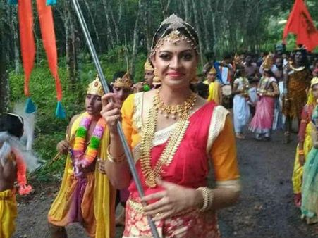 ശോഭായാത്രയിൽ ധ്വജമേന്തി അനുശ്രീയും! നടിയെ സംഘിയാക്കി സോഷ്യല്‍ മീഡിയ... നേരത്തേയും 'സംഘി'!!!