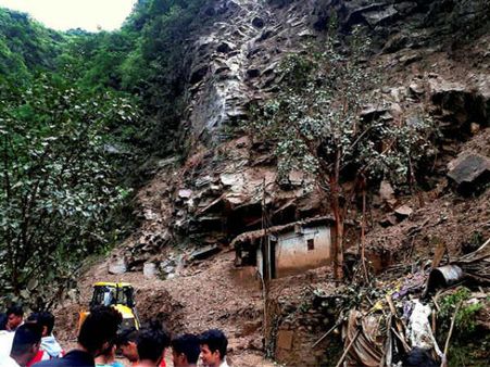 ചണ്ഡിഗഢ്-ഷിംല ദേശീയ പാതയില്‍ മലയിടിച്ചില്‍; ഉണ്ടായത് വന്‍ ദുരന്തം, ഞെട്ടിക്കുന്ന വീഡിയോ പുറത്ത്