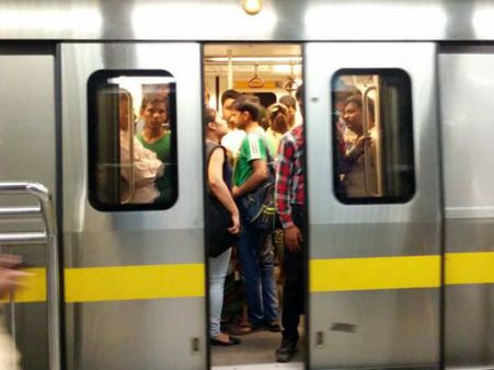 മെട്രോയുടെ വാതിലിന് തകരാർ; ഡോർ അടക്കാതെ മെട്രോ കുതിച്ചു